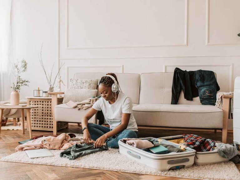 How to Pack Clothes Efficiently for a Move