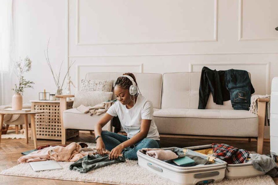 How to Pack Clothes Efficiently for a Move