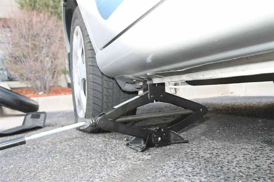 Compact Car Jack That Outsmarted the Bulky Ones